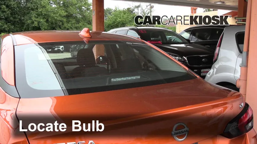 2020 Nissan Versa SV 1.6L 4 Cyl. Éclairage Feu de freinage central (remplacer l'ampoule)